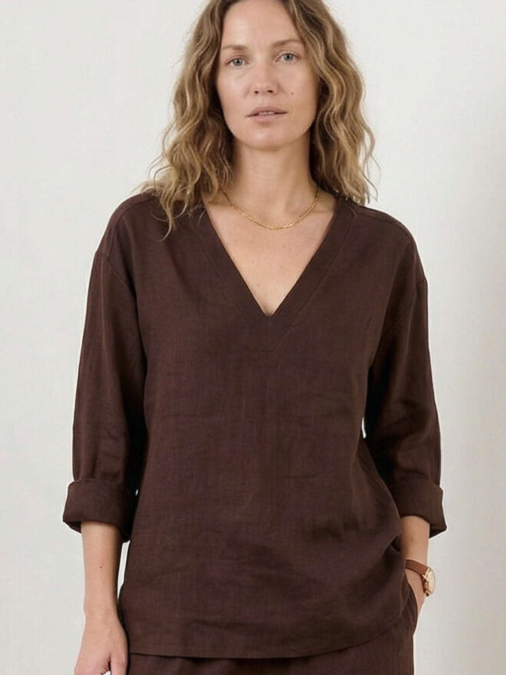 Two-piece cotton linen set with V-neck top and wide-leg pants