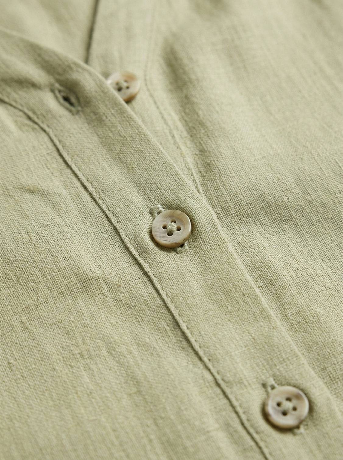 100% linen V-neck shirt with relaxed fit and long button cuffs
