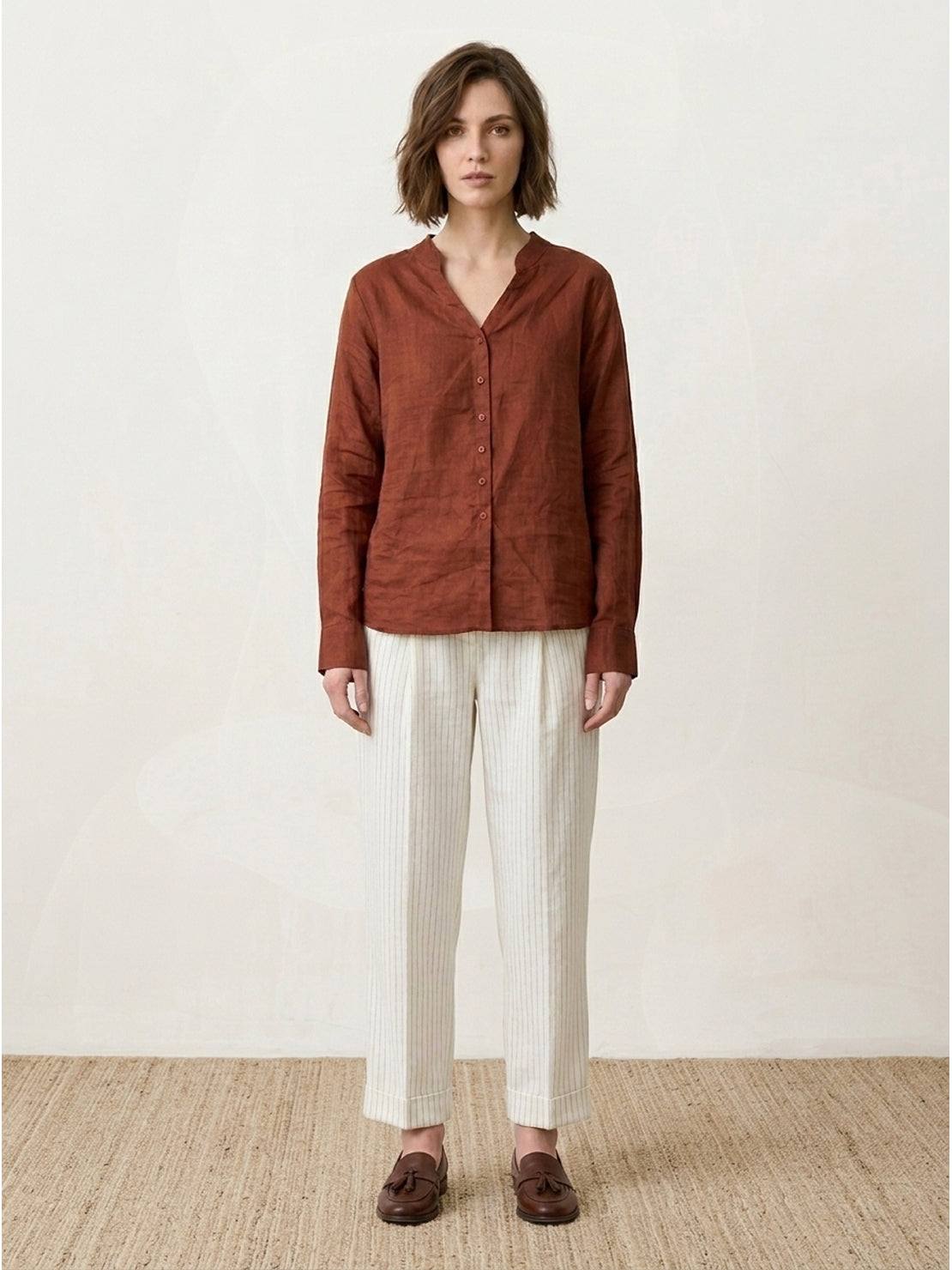 100% linen V-neck shirt with relaxed fit and wide button cuffs