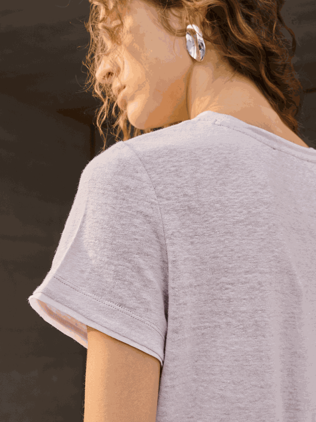 100% linen rolled cuff tee with contrast sleeve lining and breathable fabric
