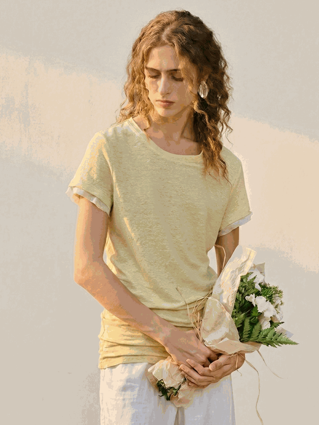 White 100% linen rolled cuff tee with contrast inner lining on sleeves