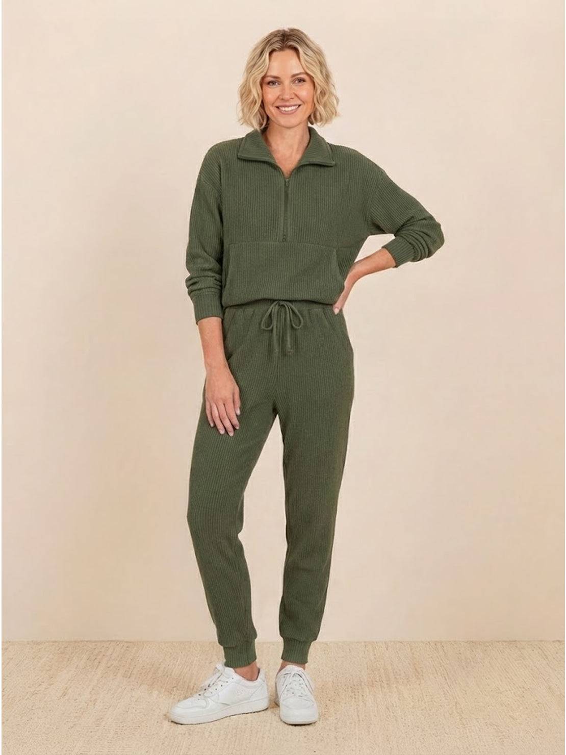 Unisex half-zip pullover and sweatpants set in soft fabric with relaxed fit for casual wear