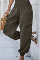Boho Dreamer High-Waist elastic pants in dark olive with a high-waisted, relaxed fit and side pocket.