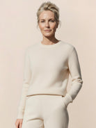 lightweight 100% cashmere round neck pullover with long sleeves and hip-length cut