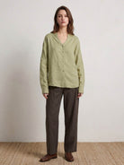 100% linen V-neck shirt with relaxed fit and wide cuffs