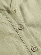 100% linen V-neck shirt with relaxed fit and long button cuffs
