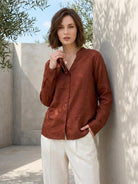 Relaxed 100% linen V-neck shirt with long sleeves and wide cuffs