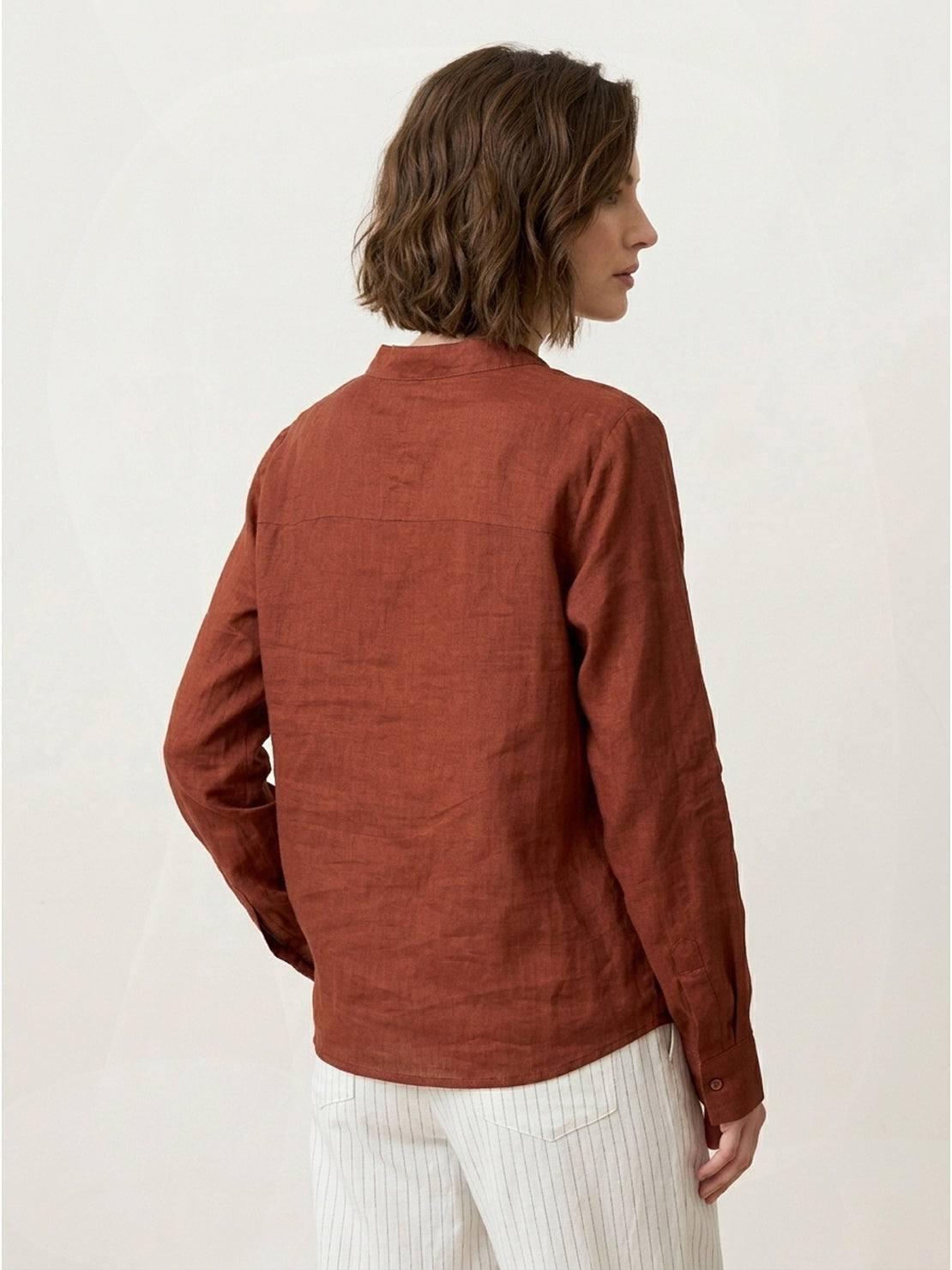 Loose fit 100% linen V-neck shirt with long sleeves and curved hem