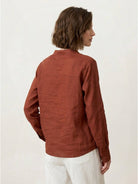 Loose fit 100% linen V-neck shirt with long sleeves and curved hem