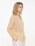 Lightweight 100% linen V-neck shirt with relaxed fit and long sleeves with wide button cuffs