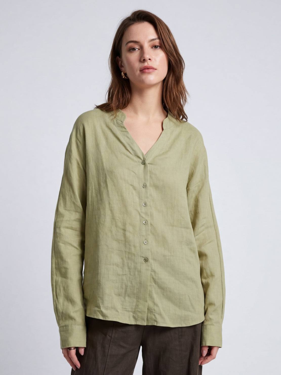 Loose fit 100% linen V-neck shirt with long sleeves and wide cuffs in sand color