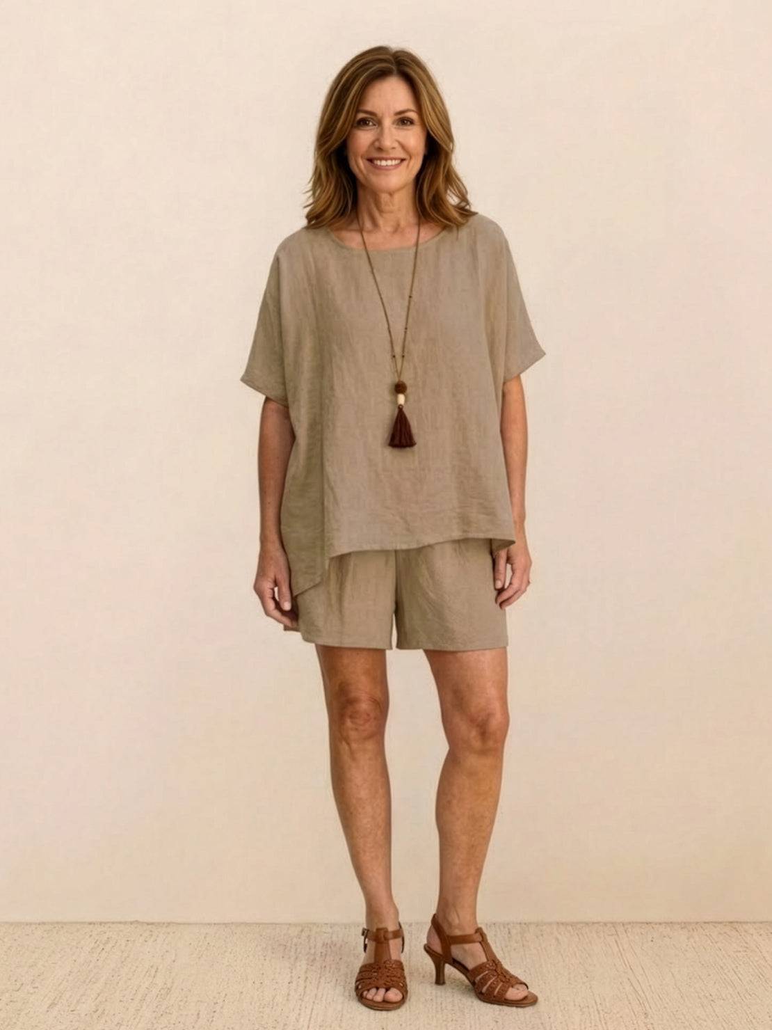 Comfy linen-like shirt and shorts two-piece set in breathable fabric for casual and versatile wear